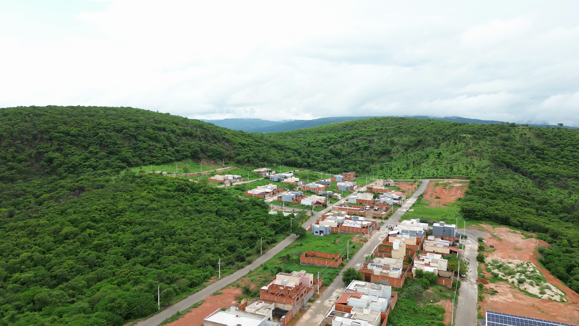 Casas construídas no Aroeiras com ruas asfaltadas