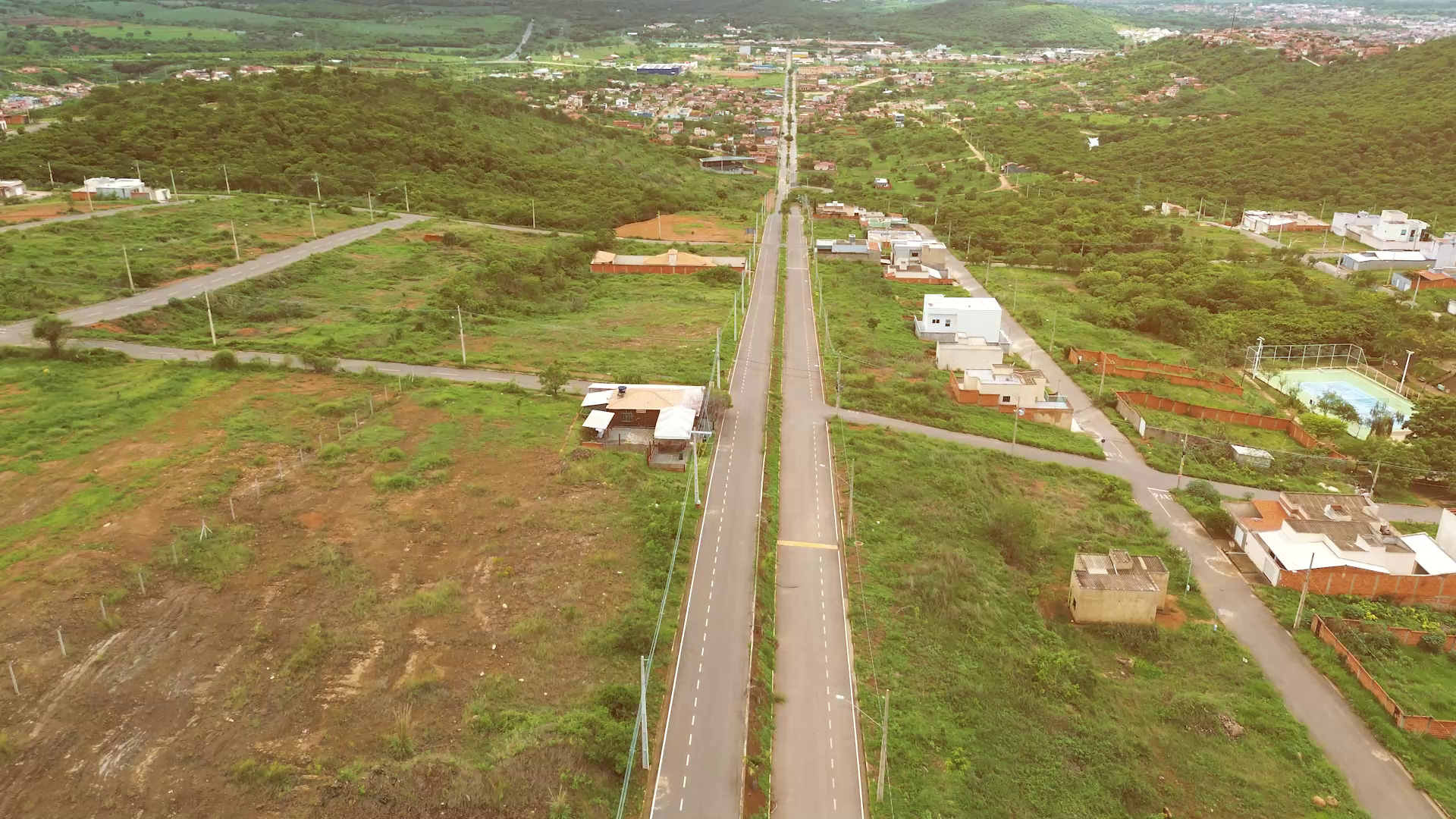 Avenida do Belvedere indo até o horizonte de Salinas
