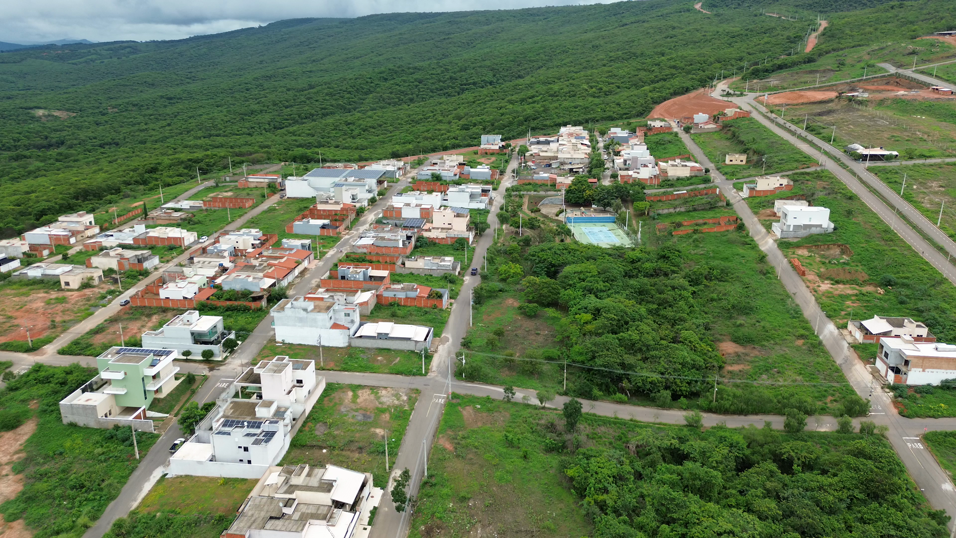 Casas residenciais em rua arborizada do Belvedere