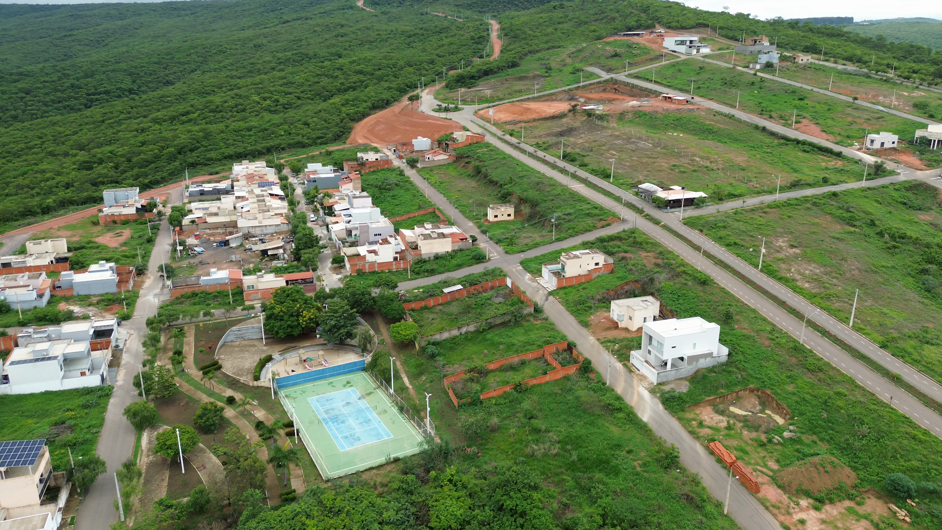 Vista lateral do bairro com lotes e construções
