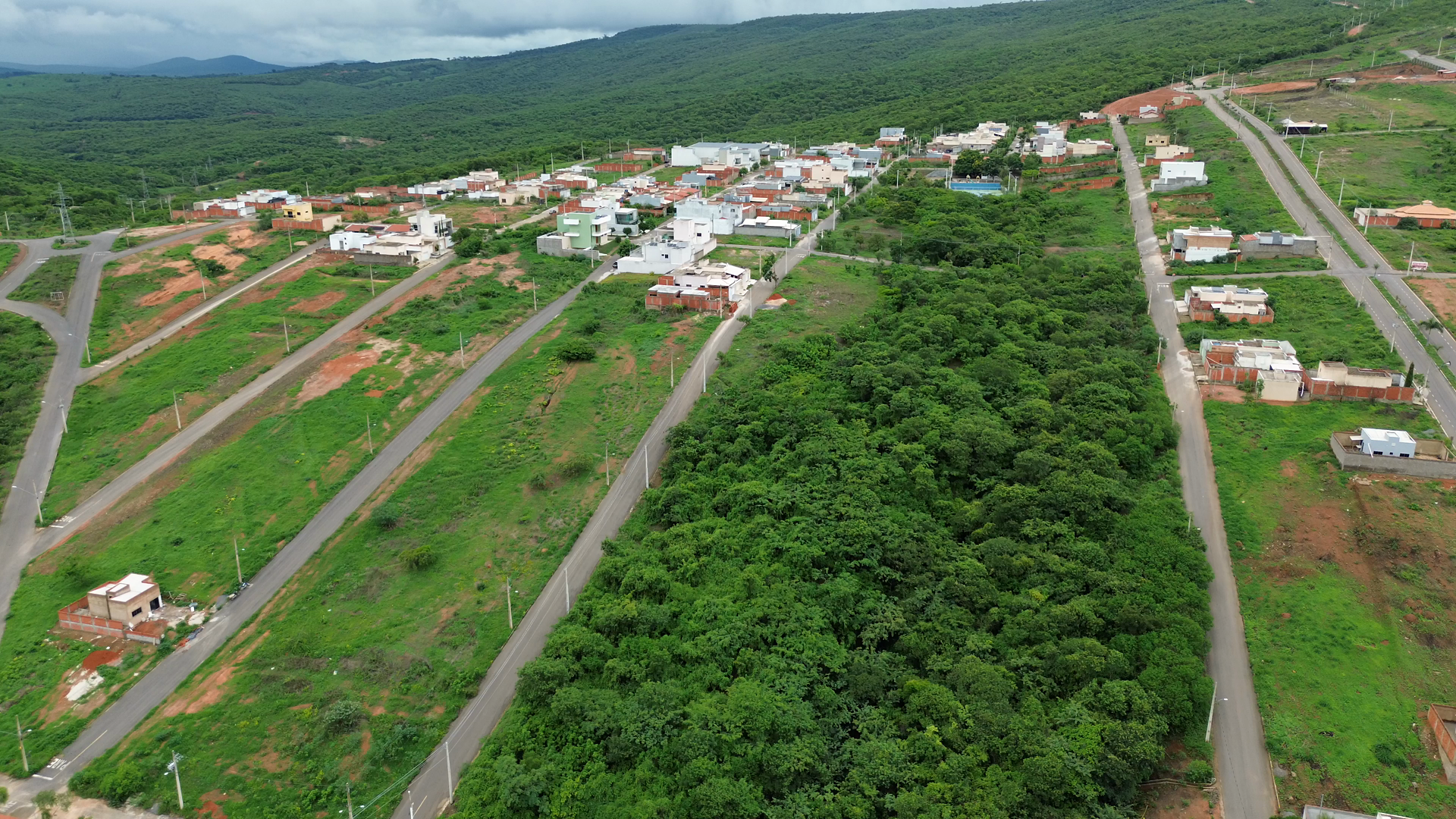 Praça do Belvedere com quadra de tênis ao centro do bairro
