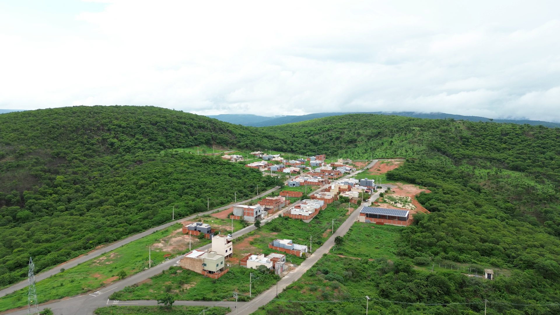 Aroeiras visto de cima, com casas construídas, ruas movimentadas e sensação de bairro vivo