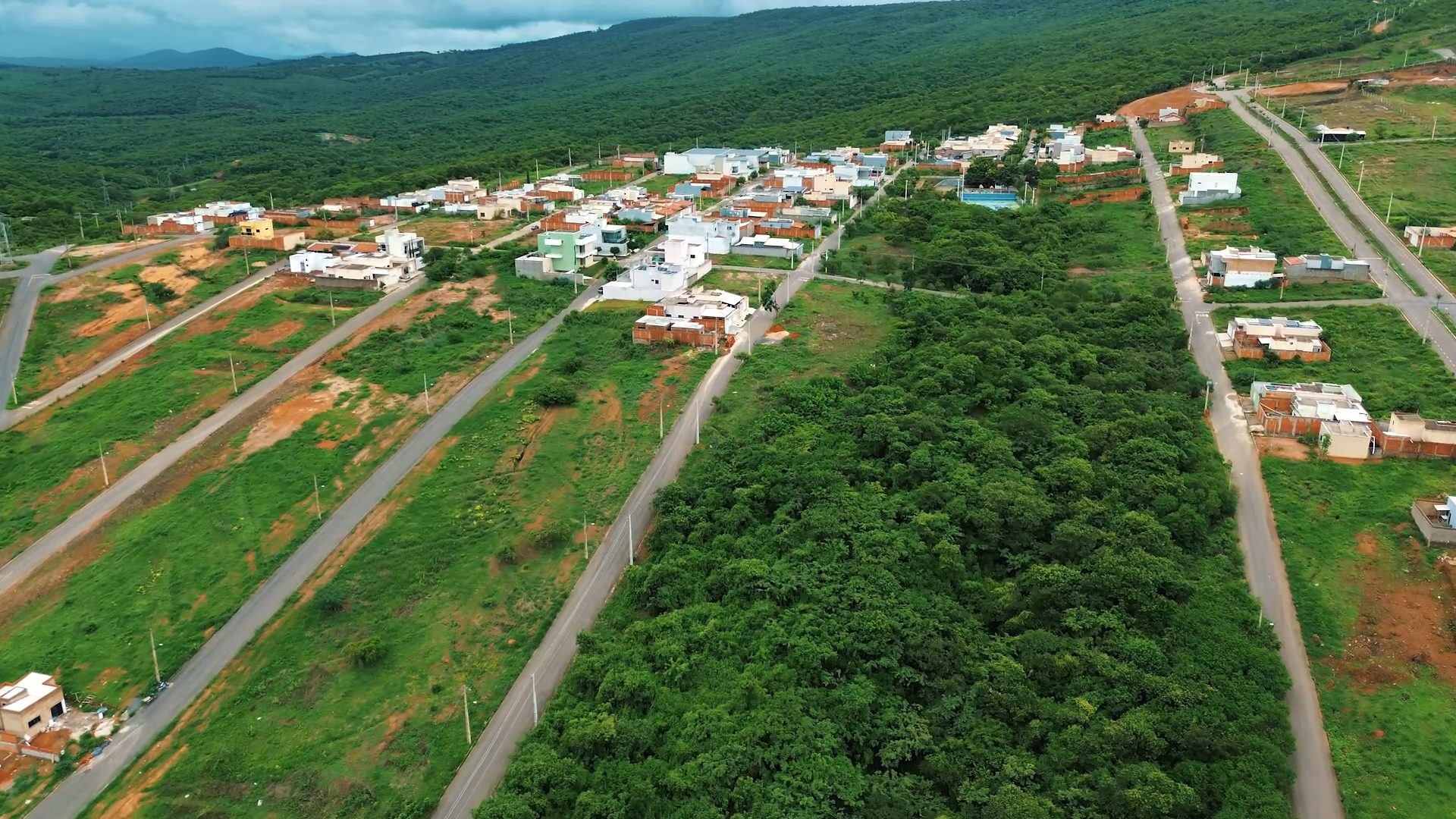 Vista aérea do Belvedere, loteamento misto com avenida comercial em Salinas